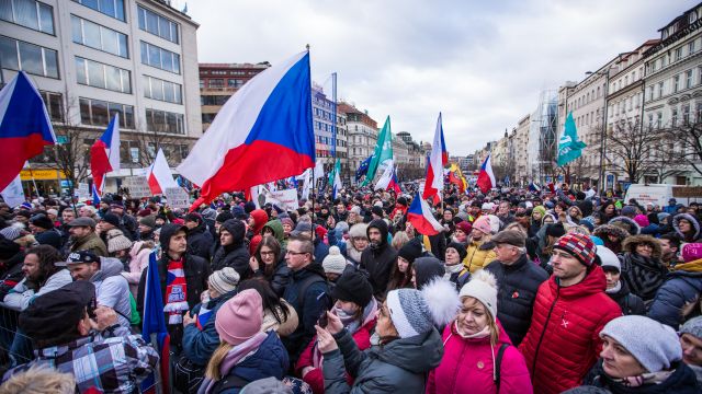 Proti vládním koronavirovým opatřením protestovalo v Praze šest tisíc lidí